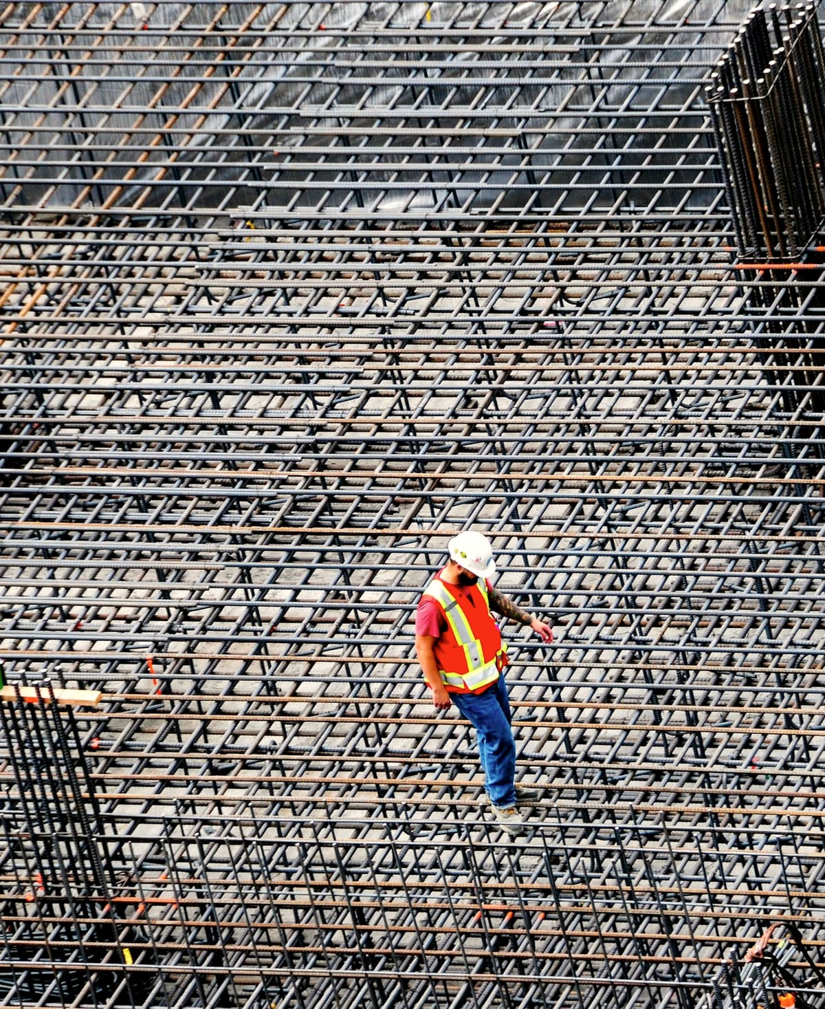 Radnik provjerava armaturu temeljne ploče prije betoniranja