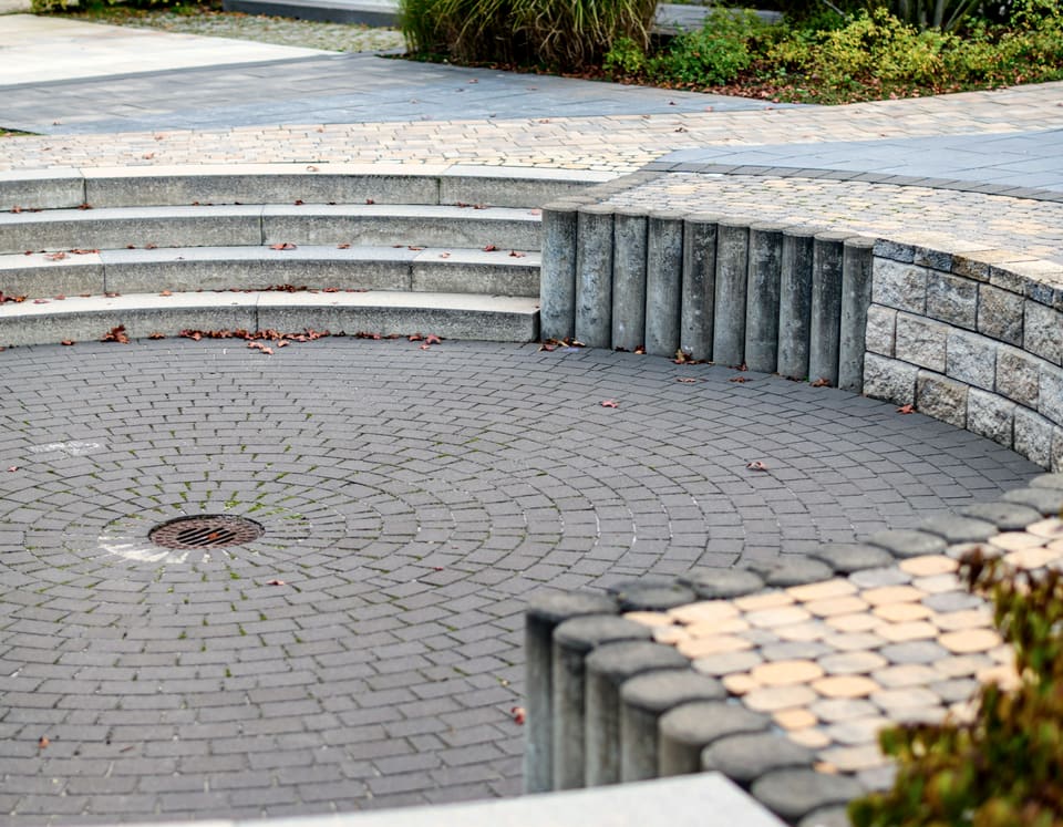 Popločeno dvorište sa stepenicama i zelenilom